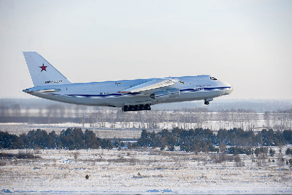 Денис Мантуров выступил против возобновления производства Ан-124 в России